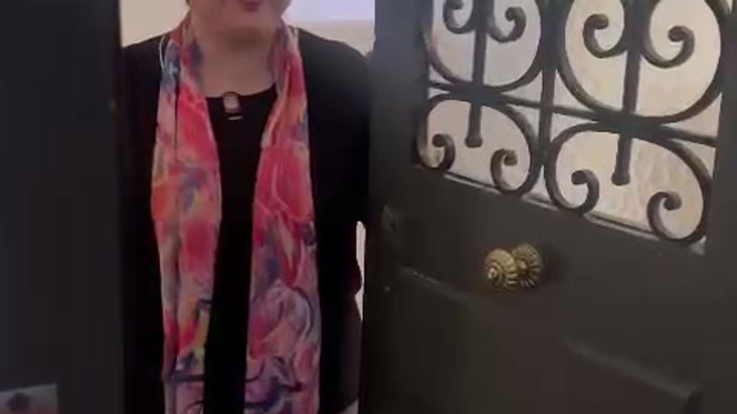 Parchaingue VEISSI, hypnothérapeute à Nantes, accueillant les personnes dans son cabinet